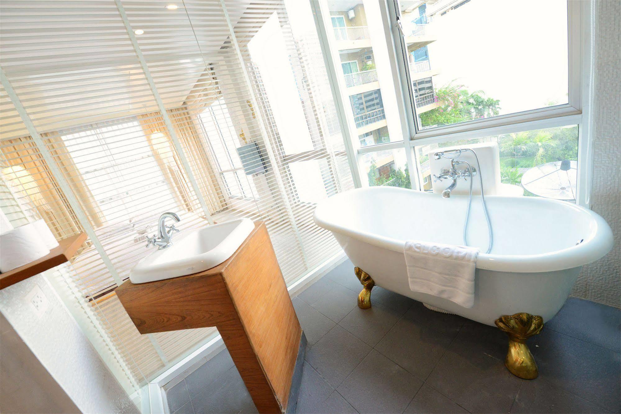 Vacio Suite Bangkok Exterior photo